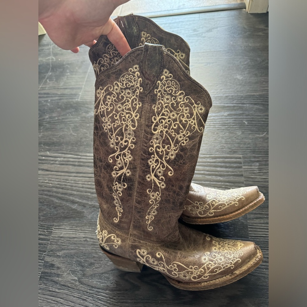 Corral Women Crater Bone Embroidery Snip Toe Boots size 8 M